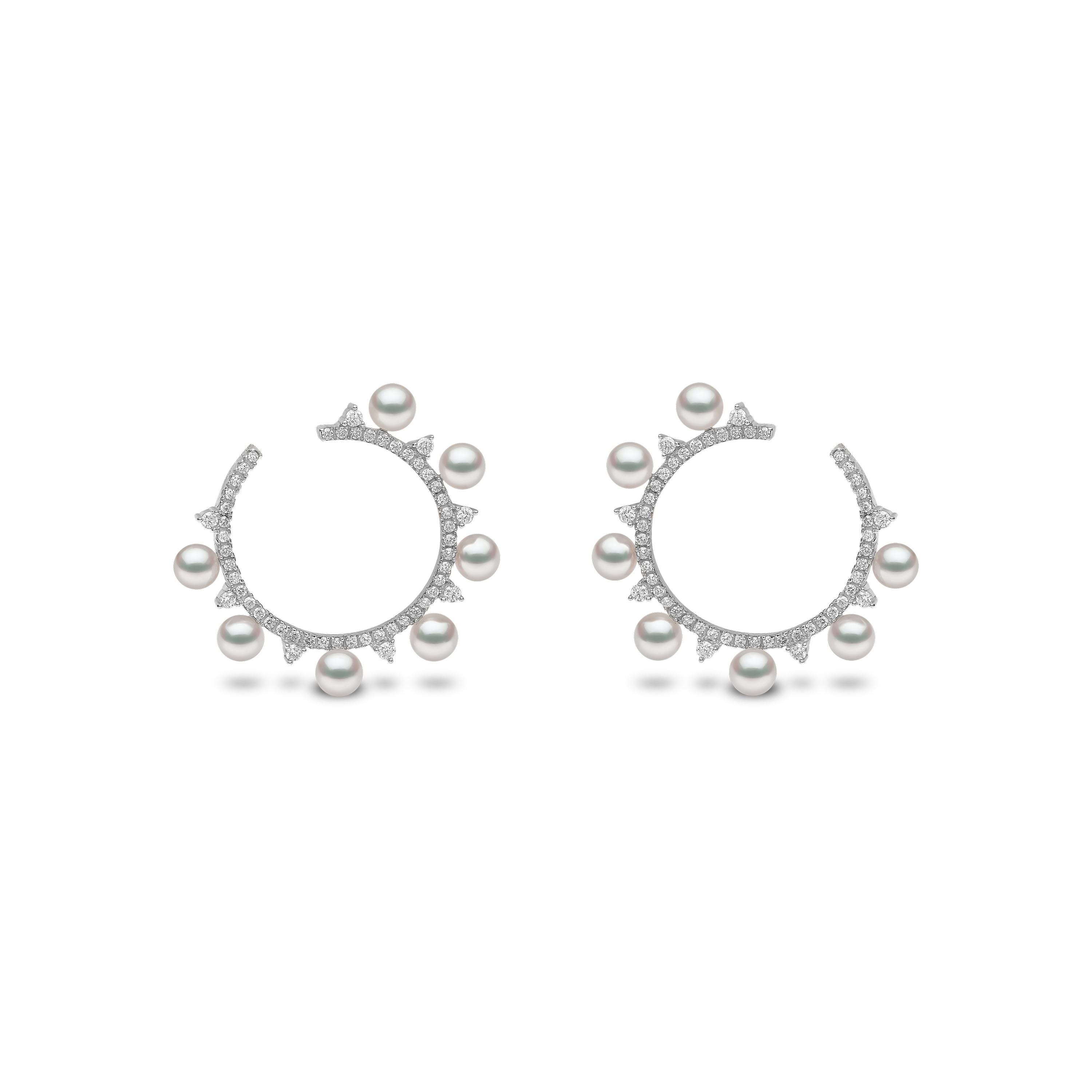 Yoko London серьги Sleek Circle из белого золота 18 карат с японским жемчугом Akoya и бриллиантами. Референс QYE2210-7X.