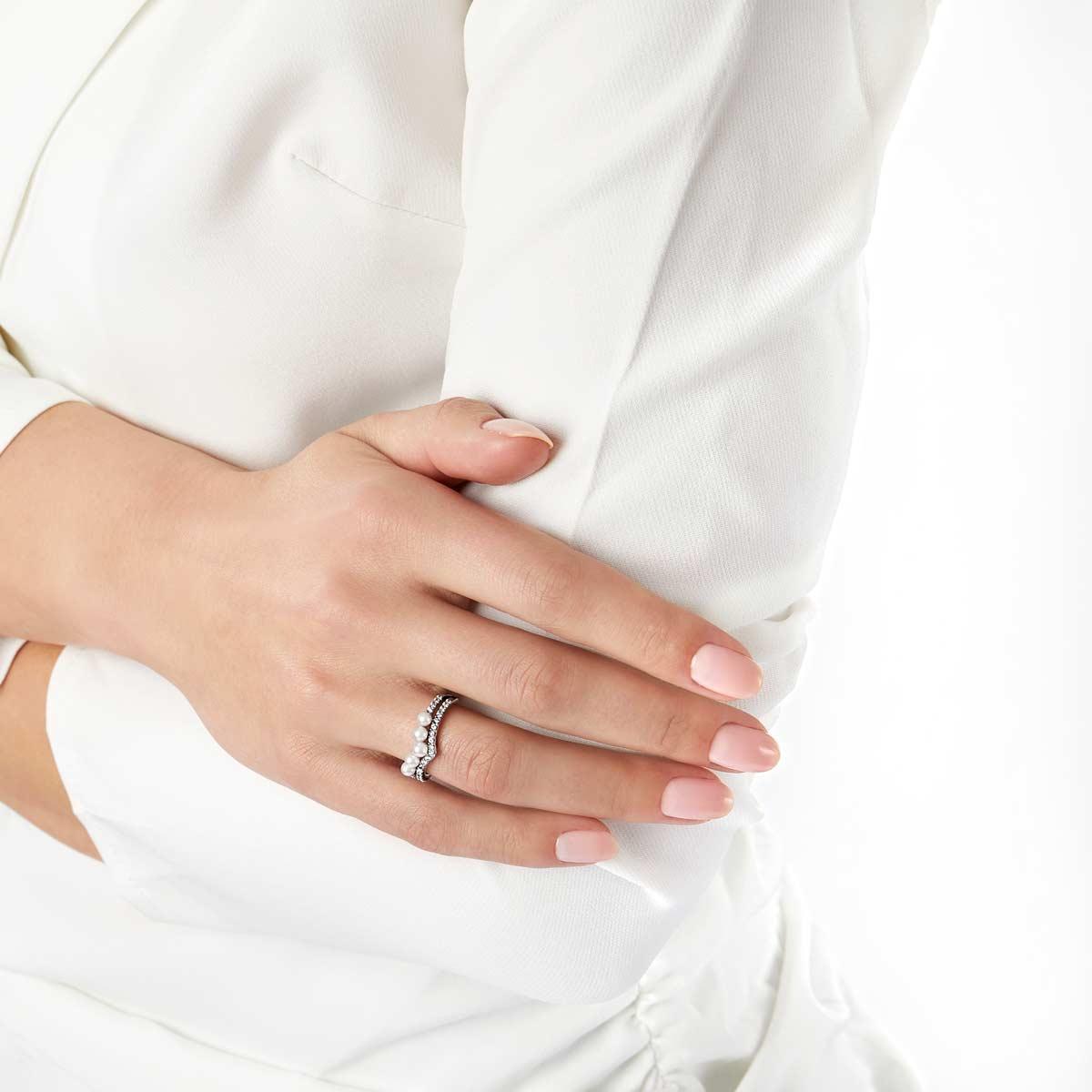 sleek-18k-gold-pearl-and-diamond-curve-v-ring