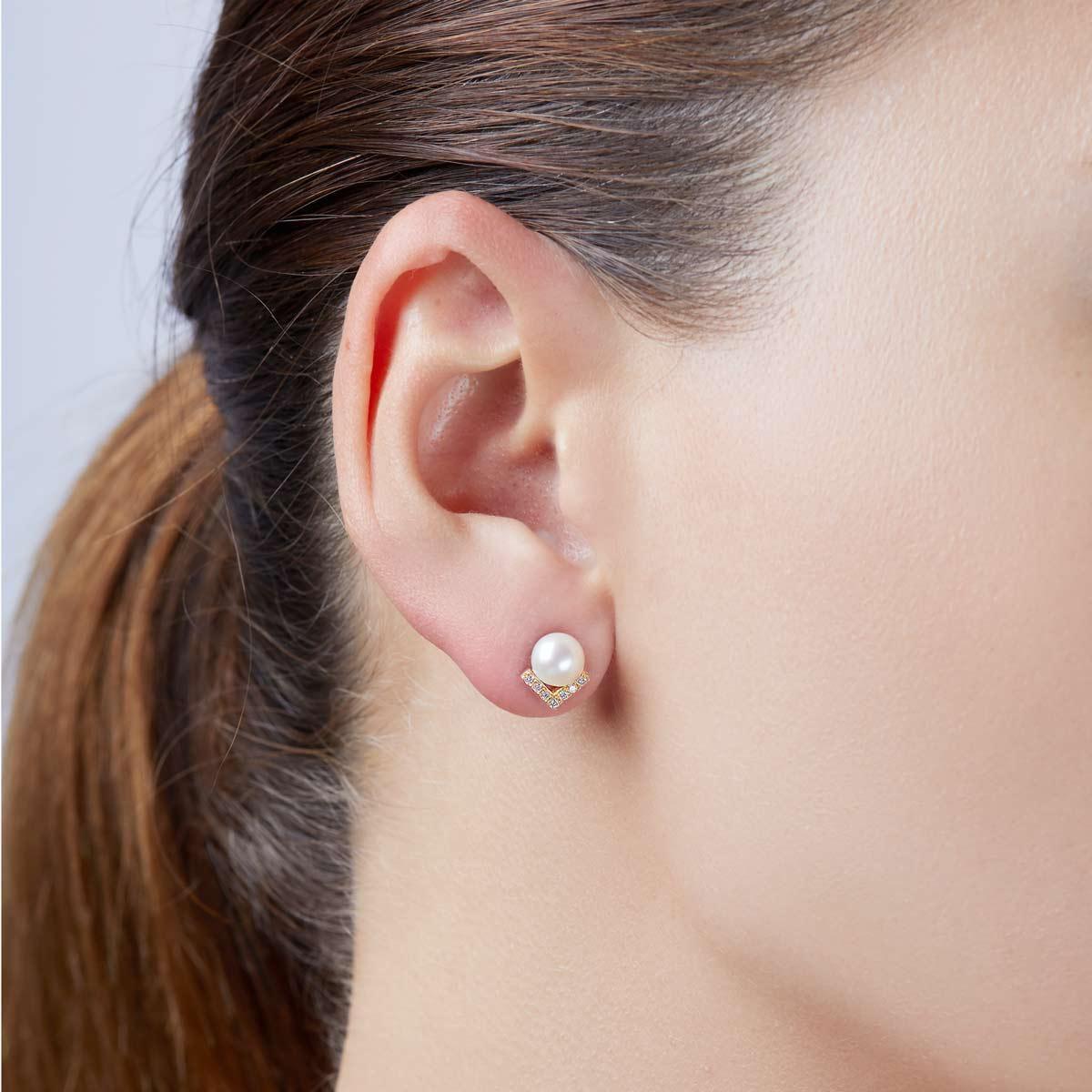 V-образные серьги-пусеты Trend из золота 18 карат с пресноводным жемчугом и бриллиантами