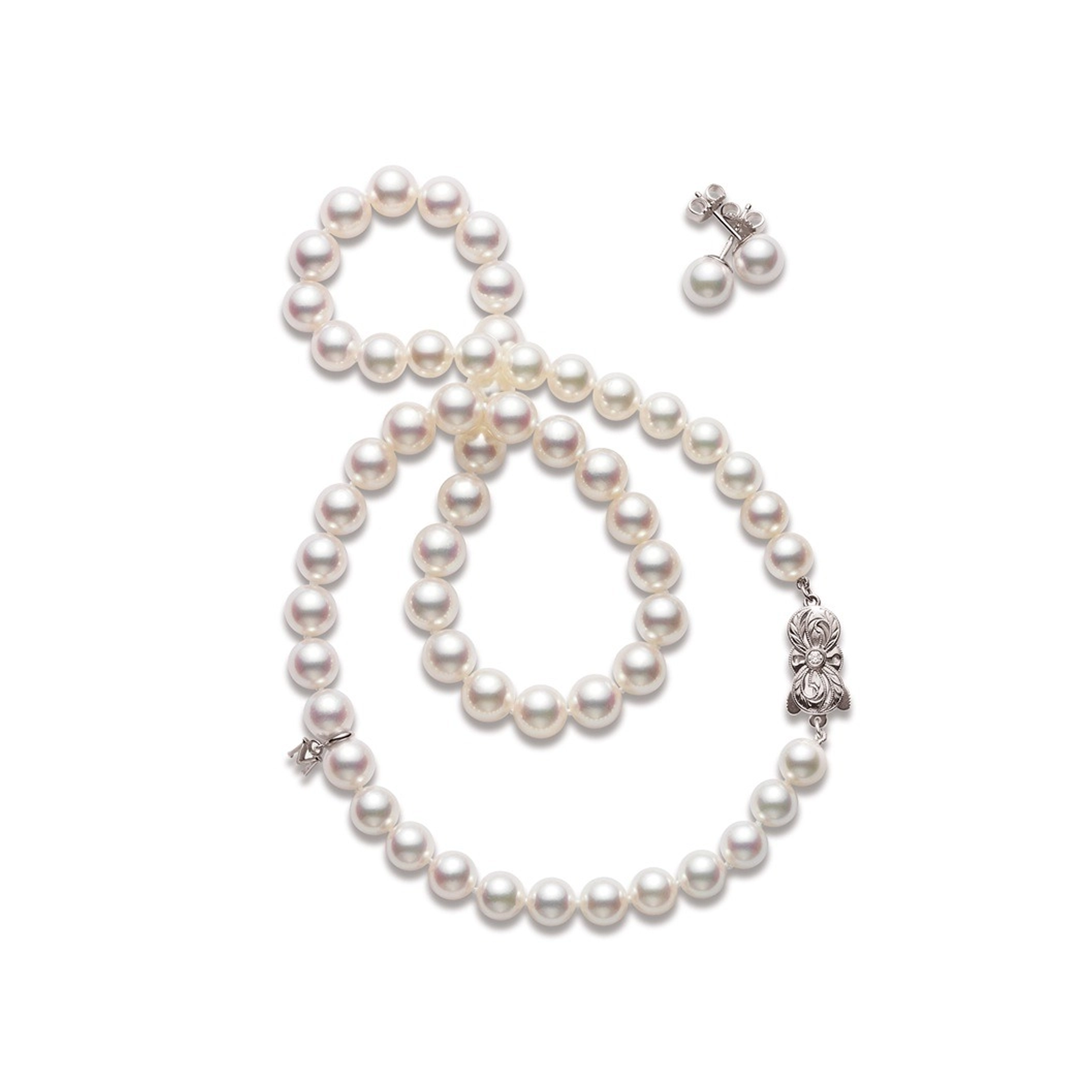Mikimoto երկու իրից բաղկացած հավաքածու 18 դյույմ Ակոյա աճեցված մարգարիտներով, 18 կարատանոց սպիտակ ոսկի։ Ռեֆերենս՝ UN70118VS1W2։
