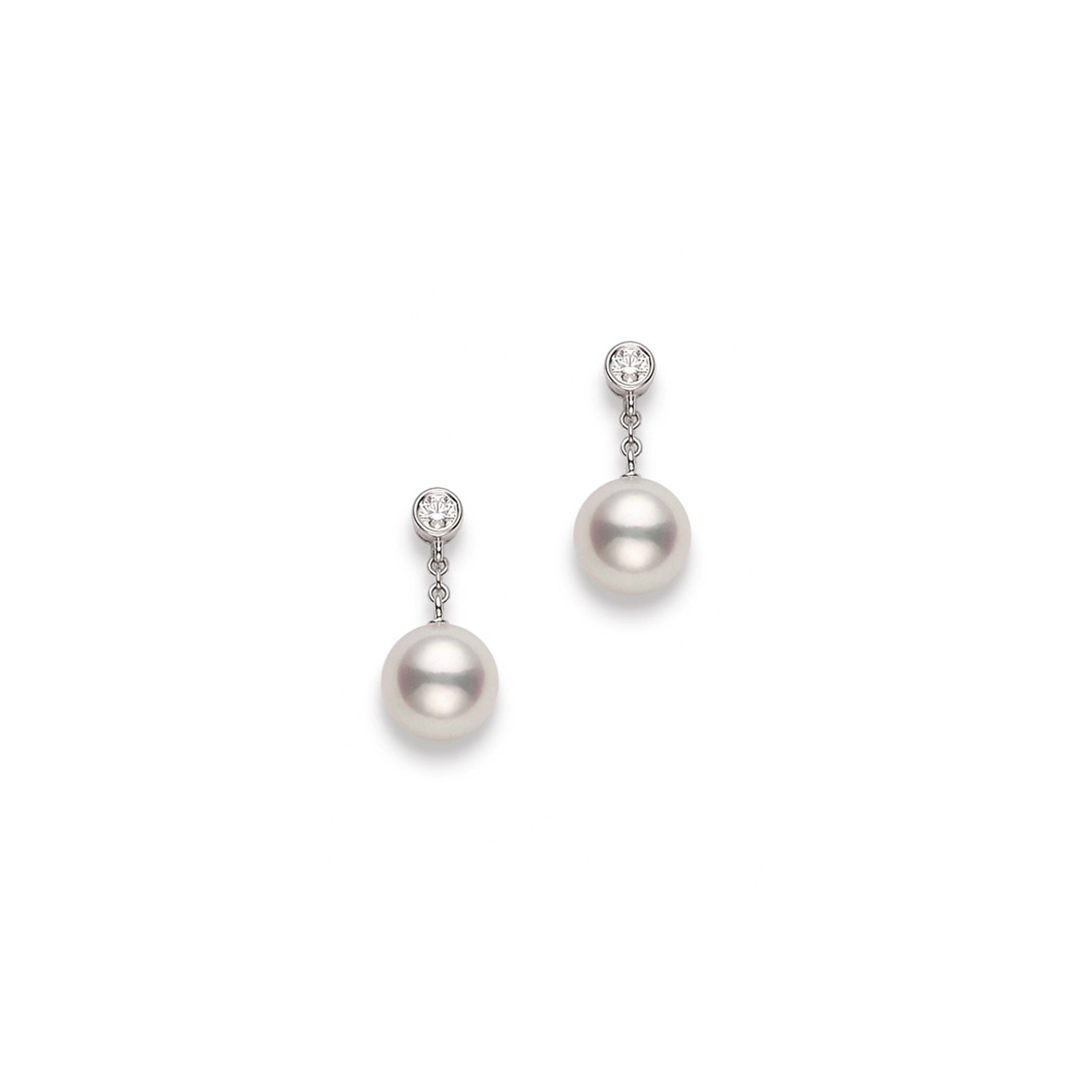 Классические серьги-подвески Mikimoto с культивированным жемчугом Акоя и бриллиантами. Референс PEA1031DW.