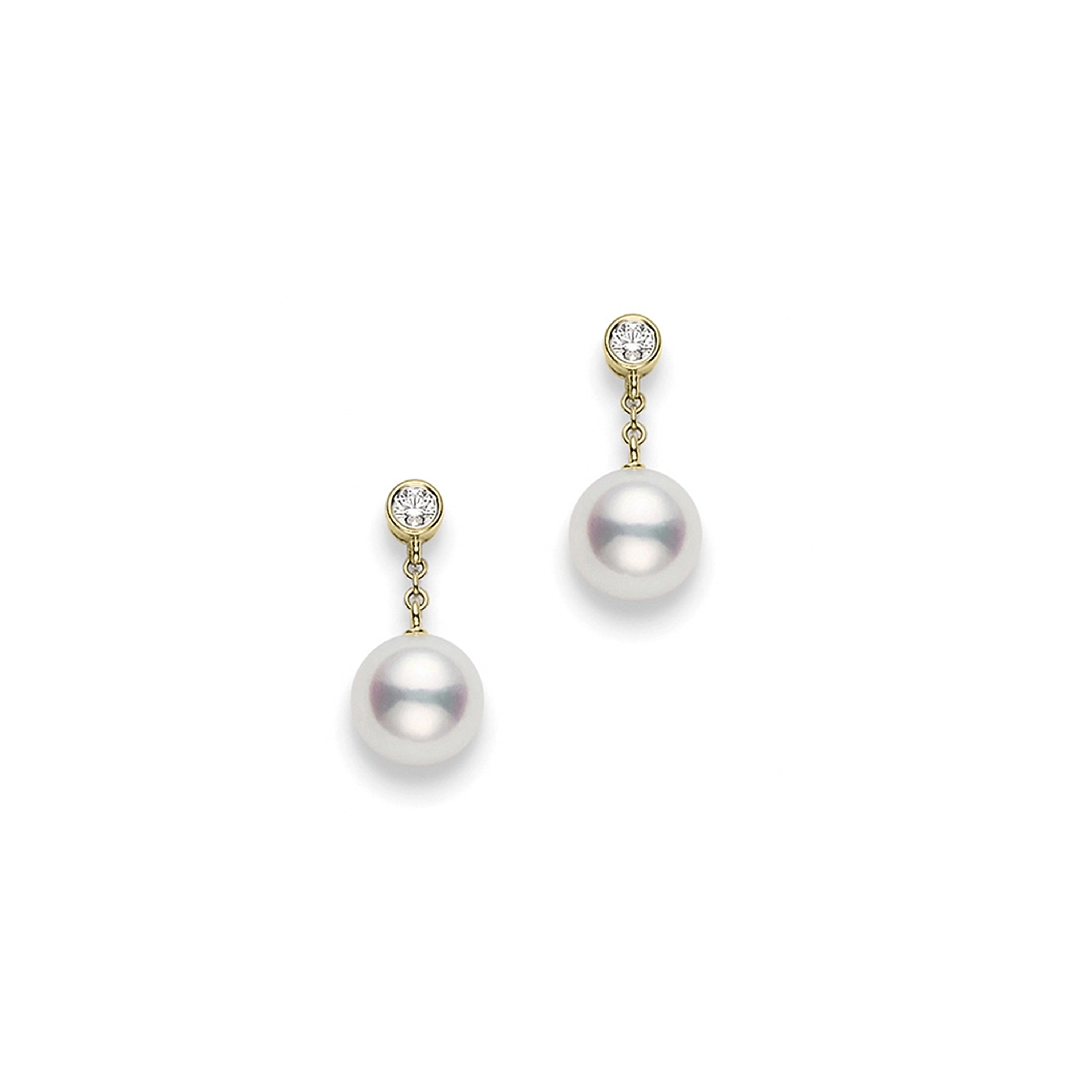 Классические серьги-подвески Mikimoto с культивированным жемчугом Акоя и бриллиантами из жёлтого золота 18 карат. Референс PEA1031DK.