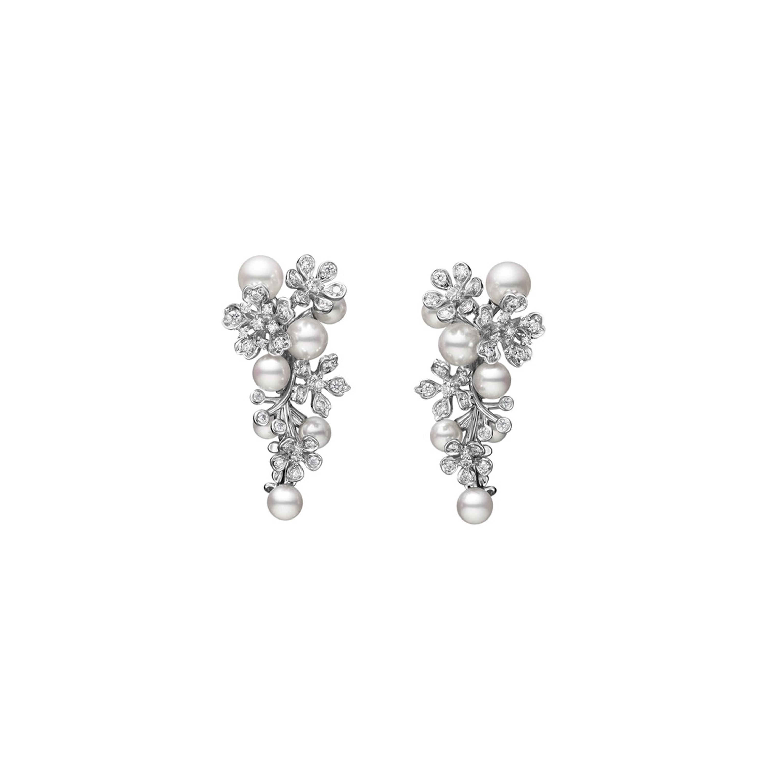 Цветочные серьги Mikimoto Bloom с культивированным жемчугом Акоя и бриллиантами из белого золота 18 карат. Референс MEQ10242ADXW.