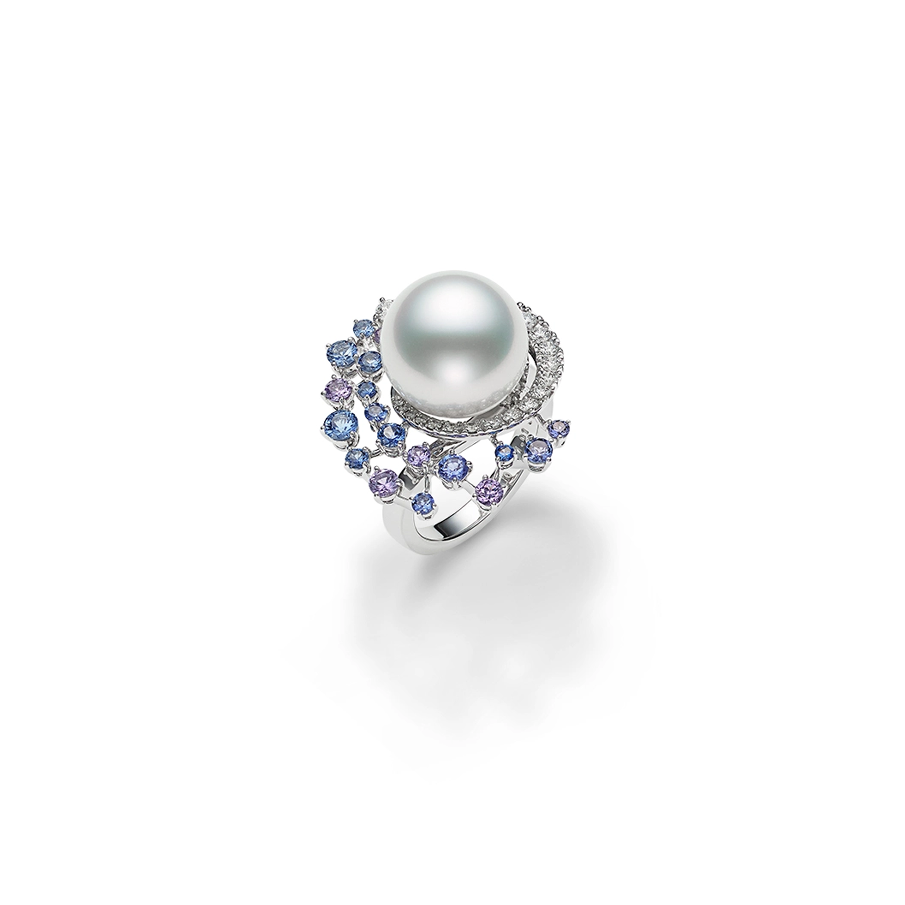Mikimoto Harmony of Colors մատանի Հարավային ծովերի սպիտակ աճեցված մարգարիտով՝ 18 կարատանոց սպիտակ ոսկուց։ Ռեֆերենս՝ MRM10013NDXW0003։