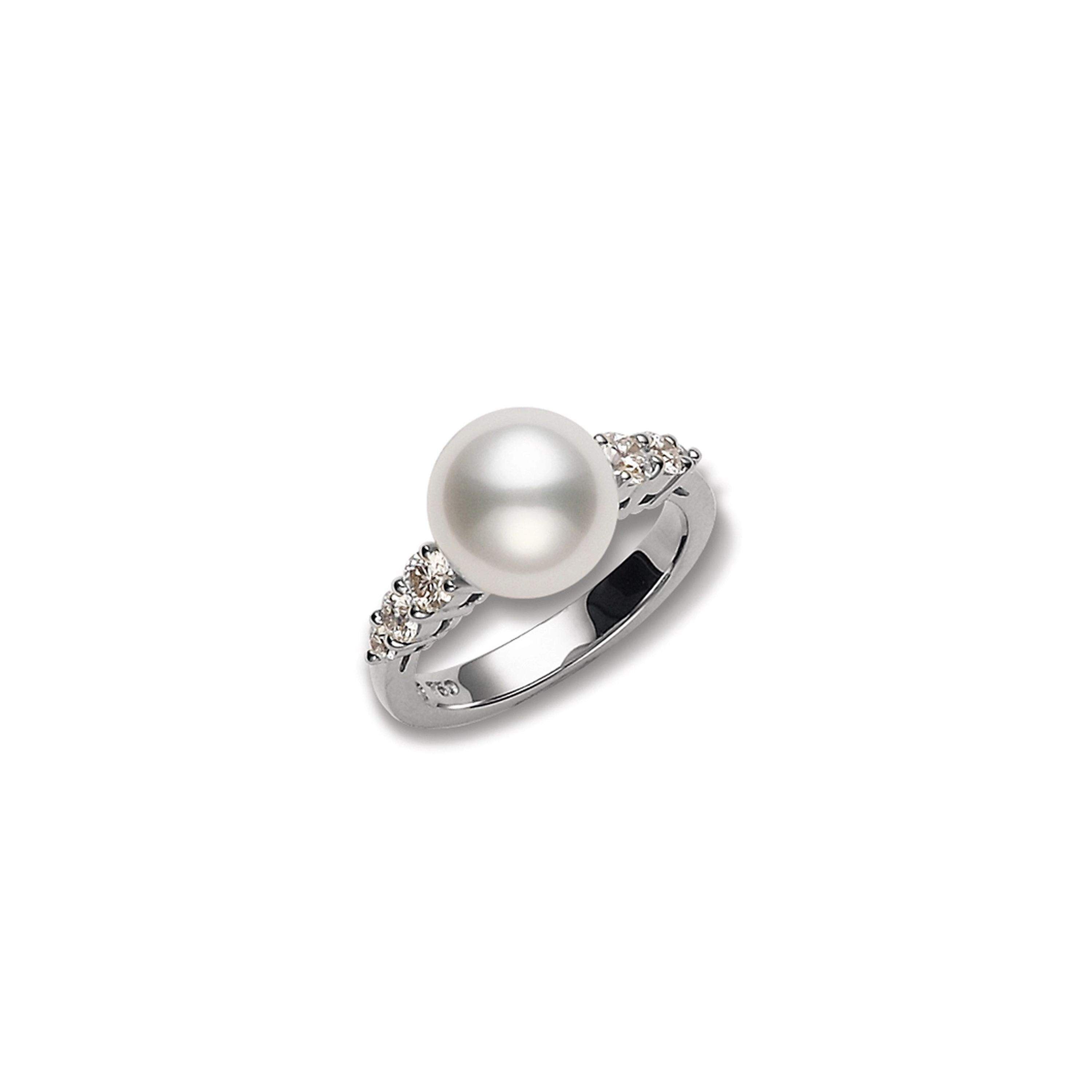 Mikimoto Morning Dew մատանի Հարավային ծովերի սպիտակ աճեցված մարգարիտով, սպիտակ ոսկի։ Ռեֆերենս՝ PRA541NDW։