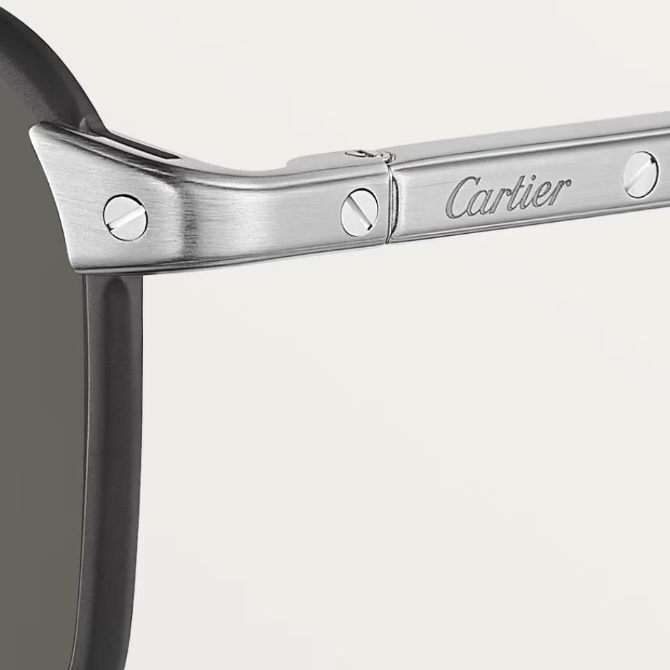 Cartier CRESW00794 արևային ակնոց տիտանե շրջանակով, սև PVD դետալներով և սև բևեռացված ոսպնյակներով, 54 մմ